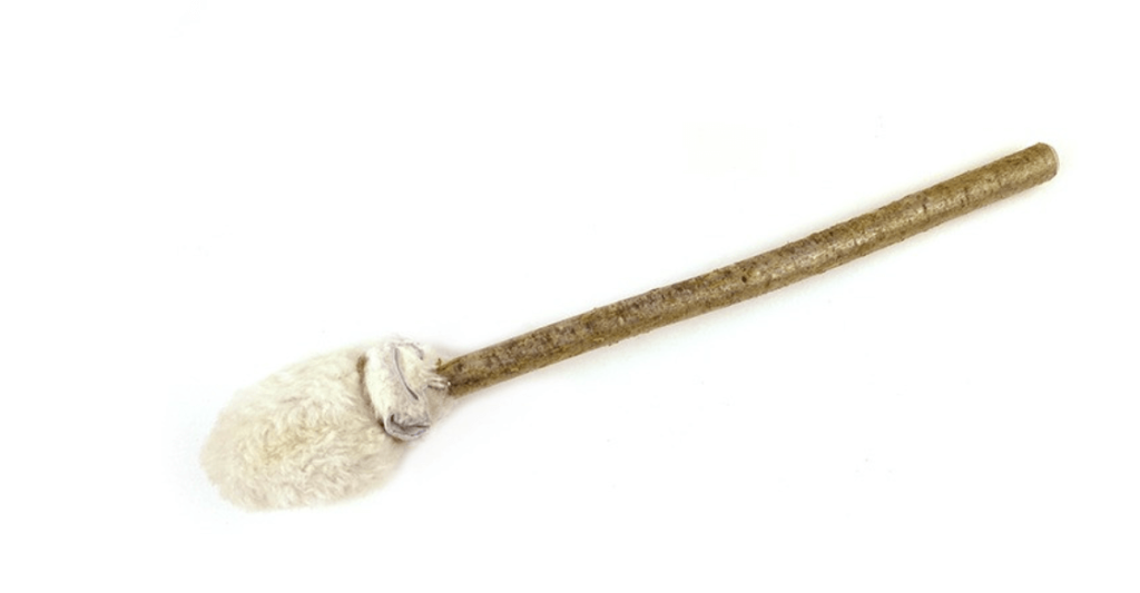 Cette mailloche fonctionne sur tous les tambours entre 30 et 60 cm, au-delà il faudra une mailloche avec plus d'inertie dans la batte. Frappe douce avec un pompom en moumoutte synthétique pour faire ressortir les graves du tambour et avoir un impact en douceur.
